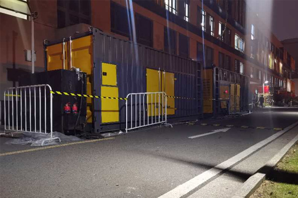 日土柴油发电机组的输出电压是如何调节的？